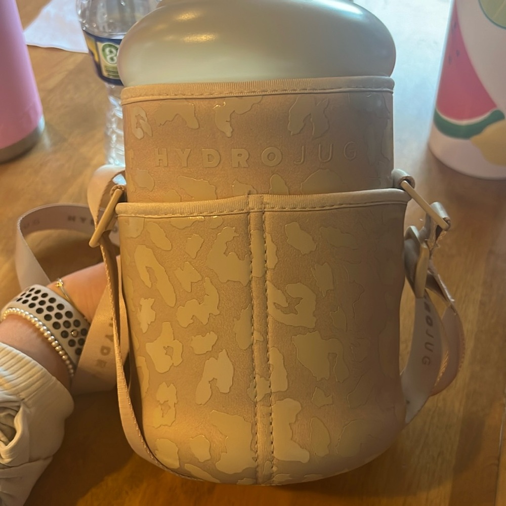 Tan cheetah hydrojug